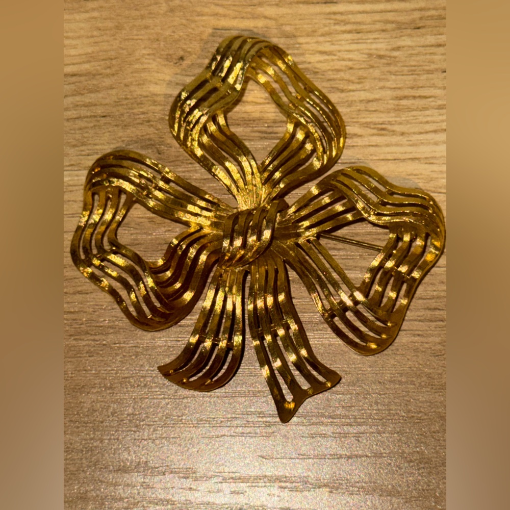 Vintage signed Monet Gold Tone Bow‎ Large Statement Brooch